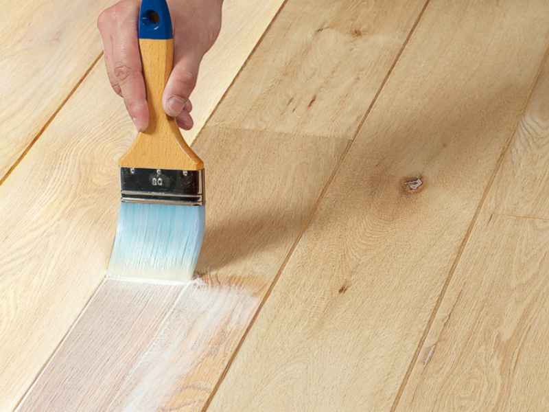 Vloervast schildert ook houten vloeren. Deze vloer wordt in de olie gezet in Leeuwarden.